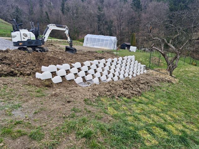 Oporni zid iz cvetličnikov